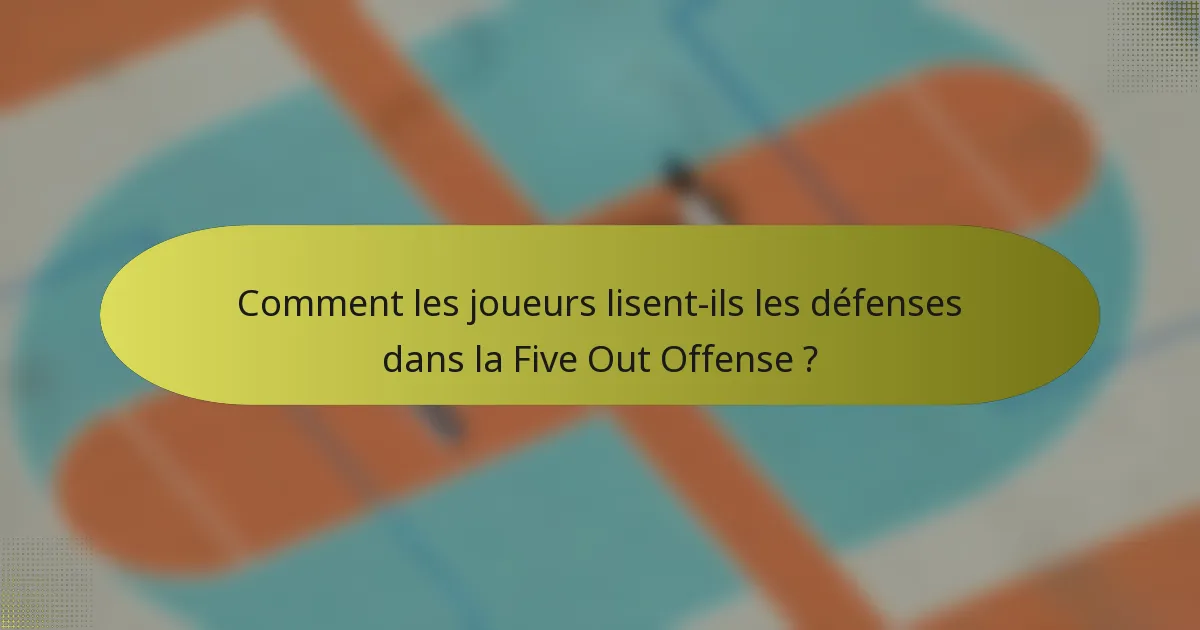 Comment les joueurs lisent-ils les défenses dans la Five Out Offense ?